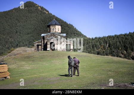 Kaukasus, Georgien, Tusheti Region, Shenako. Zwei Freunde gehen zur Kirche in Shenako. Stockfoto