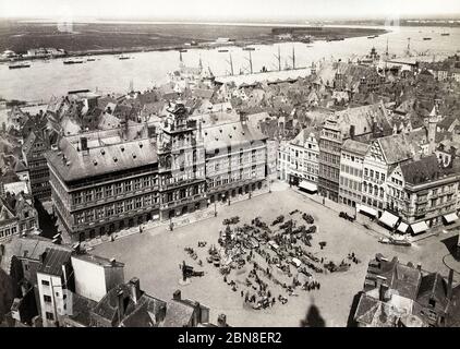 Anvers Antwerp Belgium - Hotel de Ville und Blick auf den Fluss Schelt Stockfoto