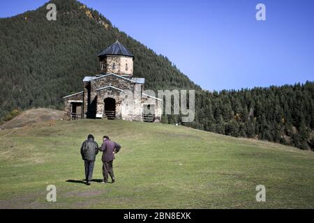 Kaukasus, Georgien, Tusheti Region, Shenako. Zwei Freunde gehen zur Kirche in Shenako. Stockfoto