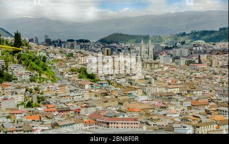 QUITO, ECUADOR, 02. FEBRUAR 2018: Luftaufnahme der Basilika des Nationalen Gelübdes befindet sich im historischen Zentrum von Quito. Es ist der größte Neo Stockfoto