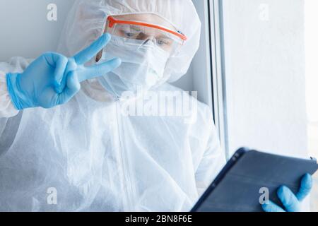 Online-Kommunikation Web-Chat Telefon und Internet im Kontext der Coronavirus-Pandemie und Selbstisolierung im Krankenhaus Stockfoto