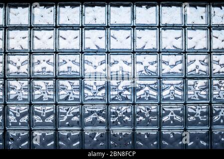 Blaue Glas Backstein Wand - nahtlose Textur. Farbabstraktion in Backstein Glaswand Stockfoto