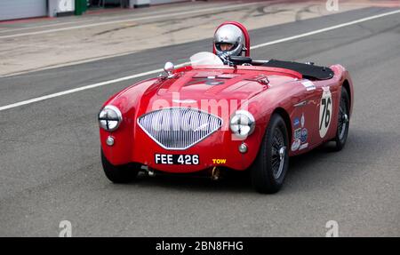 Oliver Harris fährt seine Red, 1955, Austin-Healey 100-4, vor der Qualifying Session für die RAC Woodcote Trophy für Pre '56 Sportscars Stockfoto