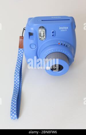 Blaue polaroid-Kamera auf dem Tisch Stockfoto