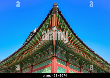 Seoul, Südkorea 1/9/2020 Dach des historischen Gebäudes im Gyeongbokgung Palace Stockfoto