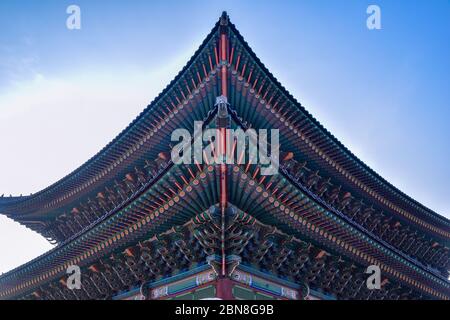 Seoul, Südkorea 1/9/2020 Dach des historischen Gebäudes im Gyeongbokgung Palace Stockfoto