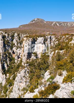 Berge rund um die Verdon-Schlucht (Gorges du Verdon), eine Flussschlucht in Cote d'Azur, Provence, Frankreich Stockfoto