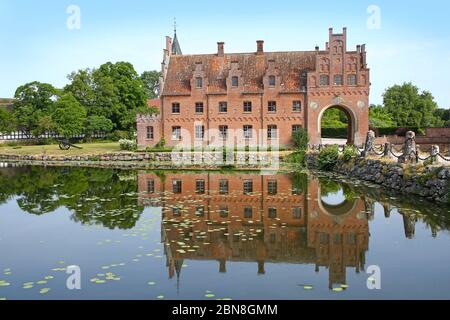 Egeskov Schloss befindet sich in der Nähe von Kværndrup, im Süden der Insel Fünen, Dänemark. Das Schloss ist Europas besterhaltenes Wasserschloss aus der Renaissance Stockfoto