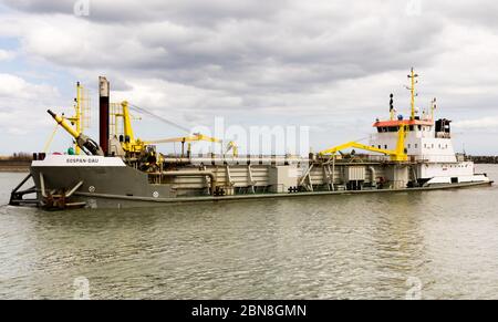 Der niederländische Bagger Sospan Dau, der Sovereign Harbor an der Sussex Coast in Großbritannien aufräumt Stockfoto