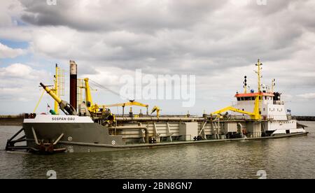 Der niederländische Bagger Sospan Dau, der Sovereign Harbor an der Sussex Coast in Großbritannien aufräumt Stockfoto