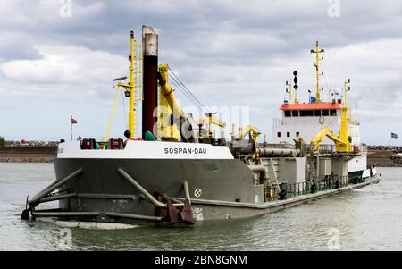 Der niederländische Bagger Sospan Dau, der Sovereign Harbor an der Sussex Coast in Großbritannien aufräumt Stockfoto