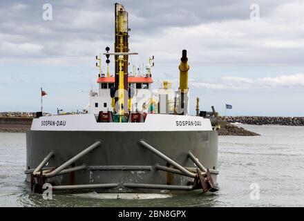 Der niederländische Bagger Sospan Dau, der Sovereign Harbor an der Sussex Coast in Großbritannien aufräumt Stockfoto