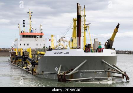 Der niederländische Bagger Sospan Dau, der Sovereign Harbor an der Sussex Coast in Großbritannien aufräumt Stockfoto