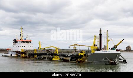 Der niederländische Bagger Sospan Dau, der Sovereign Harbor an der Sussex Coast in Großbritannien aufräumt Stockfoto