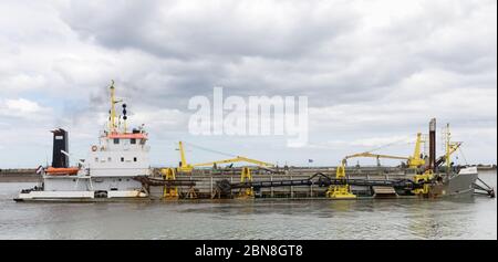 Der niederländische Bagger Sospan Dau, der Sovereign Harbor an der Sussex Coast in Großbritannien aufräumt Stockfoto