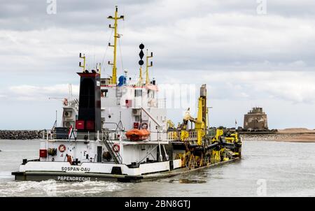 Der niederländische Bagger Sospan Dau, der Sovereign Harbor an der Sussex Coast in Großbritannien aufräumt Stockfoto