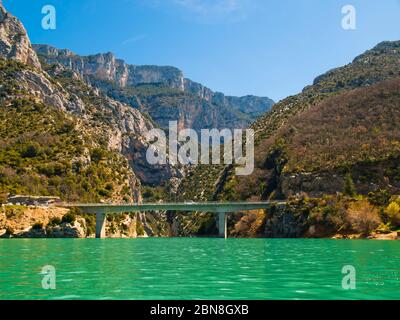 Brücke Pont du galetas und die Schlucht Verdon (Gorges du Verdon), eine Flussschlucht in Cote d'Azur, Provence, Frankreich Stockfoto