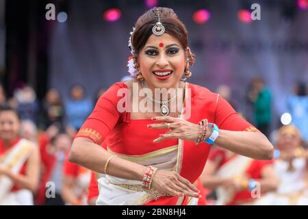 Eine indische Tänzerin in bunten Sari tritt mit einer Gruppe, Diwali Festival of Lights, Trafalgar Square, London Stockfoto