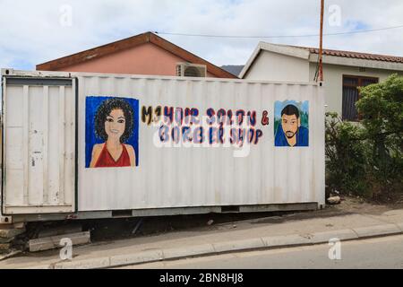 Friseur, improvisierter Friseursalon und Friseur in Container, außen, Imizamo Yethu Township (Mandela Park) Siedlung, Kapstadt, Südafrika Stockfoto