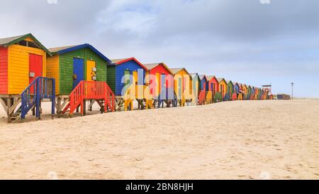 Bunte viktorianische Strandhütten am Muizenberg Beach, False Bay, in der Nähe von Kapstadt, Südafrika Stockfoto
