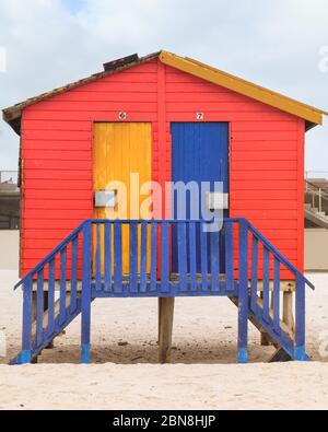 Bunte viktorianische Strandhütte am Muizenberg Beach, False Bay, in der Nähe von Kapstadt, Südafrika Stockfoto