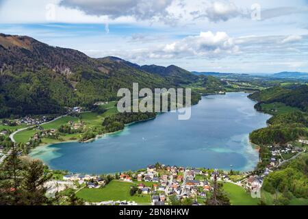 Fuschl, Österreich. Mai 2020. Luftaufnahme des Fuschlsees, einem schönen See in den österreichischen Alpen bei Salzburg. Stockfoto