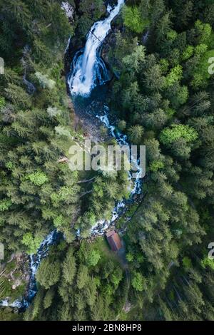 Golling, Österreich. Mai 2020. Beeindruckende wilde Natur und ein schöner Wasserfall bei Golling im Bluntautal. Stockfoto