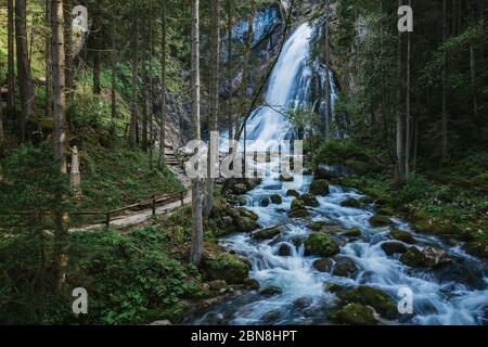 Golling, Österreich. Mai 2020. Beeindruckende wilde Natur und ein schöner Wasserfall bei Golling im Bluntautal. Stockfoto