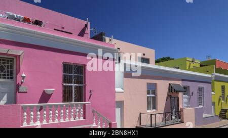 Bo Kaap Viertel, bunte Häuser, Fassaden und typisch viktorianische Architektur in einer Wohnstraße, Cape Malay Viertel, Kapstadt, Südafrika Stockfoto