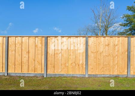 Neue horizontale Holzzaunkonstruktion im niederländischen Hinterhof gebaut Stockfoto