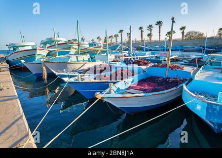 Viele Fischerboote liegen im Hafen von Hurghada Ägypten Stockfoto