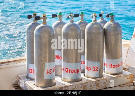 Viele Sauerstofftanks auf Bootsausflug für Taucher Stockfoto