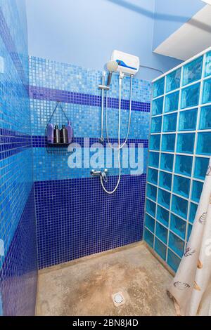 Duschkabine mit blauen Wandfliesen in Wohnung auf Bonaire Stockfoto