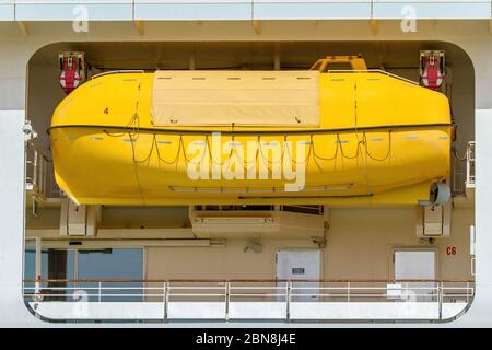 Gelbes Rettungsboot an Bord des Kreuzfahrtschiffes auf Bonaire Stockfoto
