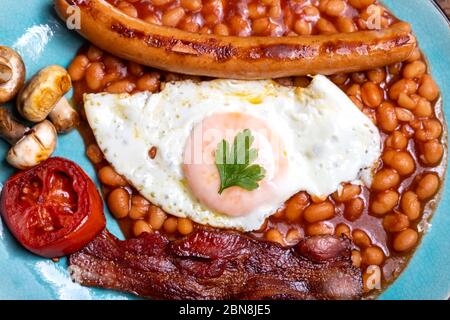 Komplettes englisches Frühstück auf einem Teller Stockfoto