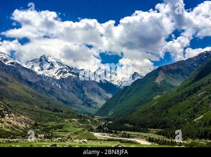 Das letzte Dorf, Spiti Valley, Himachal Pradesh – der Ort heißt Chitkul, das letzte Dorf an der Grenze zwischen Indien und China in Indien. Stockfoto