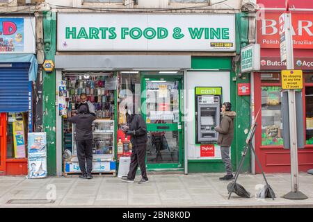 West Norwood, Großbritannien. Mai 2020. Während der Coronavirus-Pandemie in South London, England, kaufen die Leute im Harts Food & Wine Shop in West Norwood ein. (Foto von Sam Mellish / Alamy Live News) Stockfoto