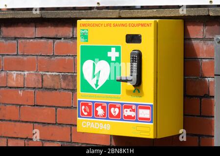 AED automatisierte externe Defibrillator-Gerät auf Wand Brust Paddles Zapper retten Leben Herzinfarkt Notfall Stockfoto