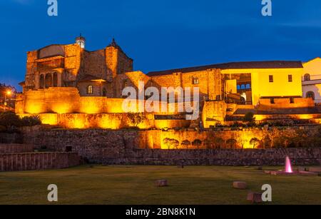 Nächtliche Stadtansicht des Korikancha Inka-Sonnentempels mit dem Santo Domingo-Kloster auf der Spitze, Cusco, Peru. Stockfoto