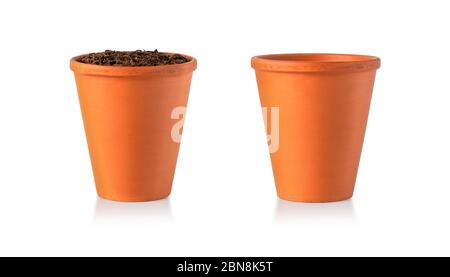 Tontopf gefüllt mit organischem Blumenerde mit Clipping-Pfad, isoliert auf weiß Stockfoto