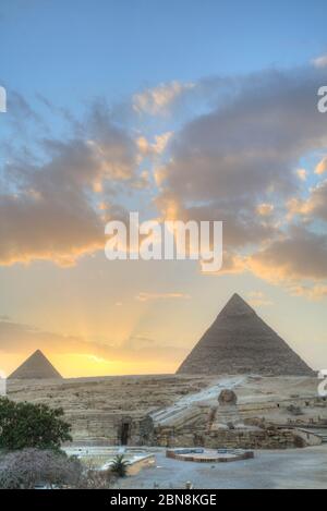 Sonnenuntergang, Pyramiden von Gizeh, UNESCO-Weltkulturerbe, Gizeh, Ägypten Stockfoto