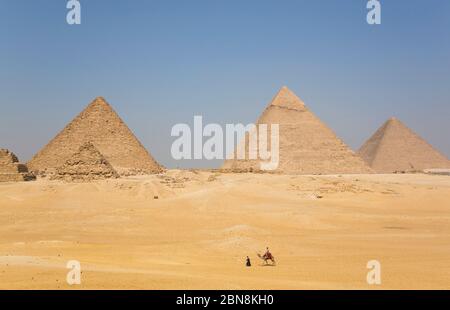Tourist Reiten ein Kamel, große Pyramiden von Gizeh, UNESCO-Weltkulturerbe, Gizeh, Ägypten Stockfoto