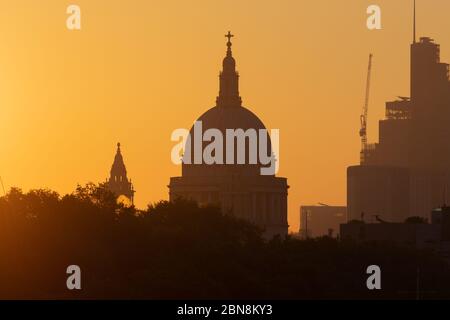Sunrise in London schafft ein Silhouette Profil der Kuppel der St. Paul's Cathedral Stockfoto