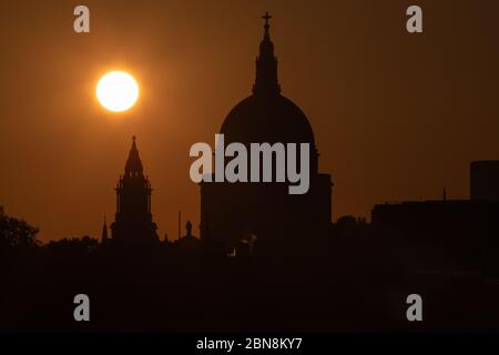 Sunrise in London schafft ein Silhouette Profil der Kuppel der St. Paul's Cathedral Stockfoto