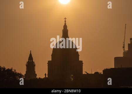 Sunrise in London schafft ein Silhouette Profil der Kuppel der St. Paul's Cathedral Stockfoto