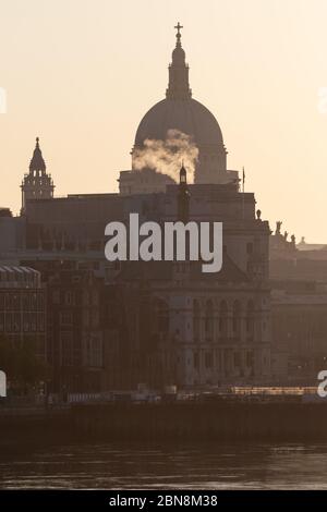 Sunrise in London schafft ein Silhouette Profil der Kuppel der St. Paul's Cathedral Stockfoto