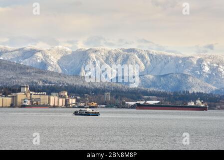 Vancouver Seabus über Burrard Inlet. Pendler reisen am Morgen über Burrard Inlet in die Innenstadt von Vancouver. Stockfoto