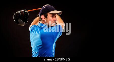Porträt eines Golfspielers Perfektionierung der Schaukel isoliert auf dunklem Hintergrund, Banner-Bild Stockfoto