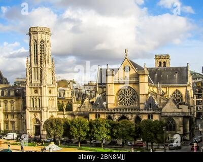 Die Kirche Saint-Germain-l'Auxerrois, Paris, Frankreich, an einem sonnigen Nachmittag, mit seinem reich verzierten mittelalterlichen Glockenturm in der linken Seite des Bildes Stockfoto