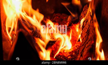 Rote Feuerflammen, Holz im Kamin verbrennen. Stockfoto